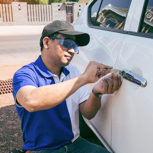 la cerrajería de autos ofrece servicios de desbloqueo de sistemas de seguridad de automóviles